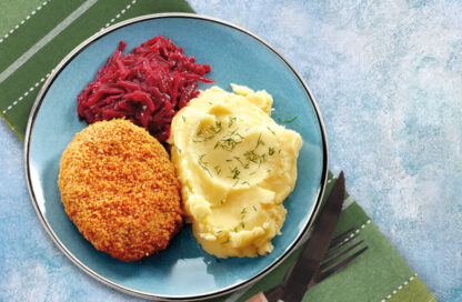 Assiette escalope hachée panée avec betteraves et purée U Jedrusia