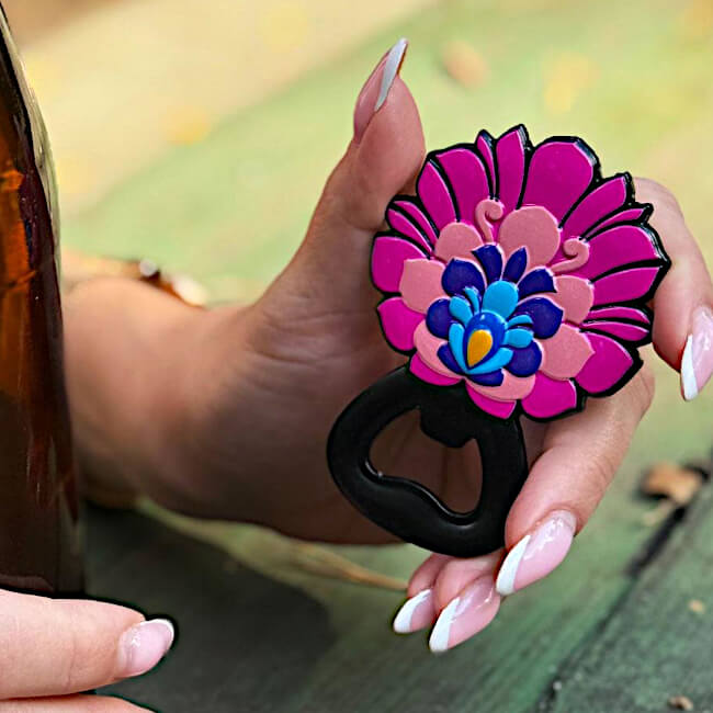 Décapsuleur magnétique folk Fleur de Lowycz : vue main