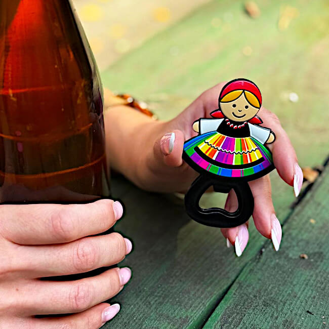 Décapsuleur magnétique folk personnage de Lowycz : vue main