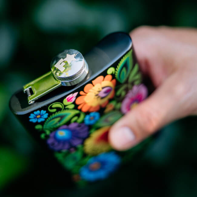 Flasque Folk Fleurs de Lowycz : vue bouchon