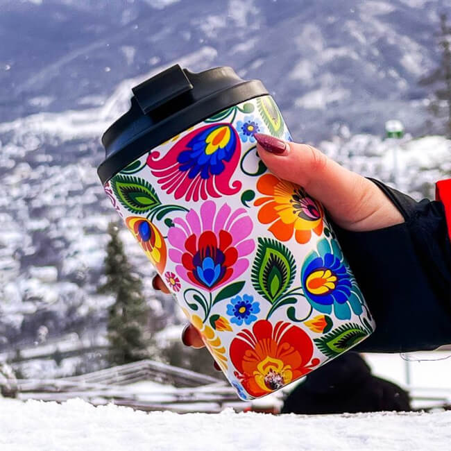 Tasse isotherme folk polonais Lowycz blanc : vue main