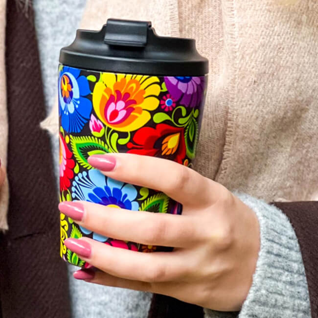 Tasse isotherme folk polonais Lowycz noir : vue main